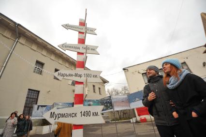 Москва.   Посетитель  на  мультимедийной выставке об Арктике,   проходящей в рамках  ежегодного форума `Дни Арктики`,  в Музее Москвы.