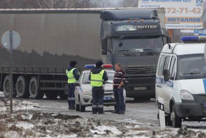 Екатеринбург. Сотрудники ГИБДД проверяют документы у водителя грузовой фуры во время акции протеста дальнобойщиков против платного проезда по федеральным трассам.