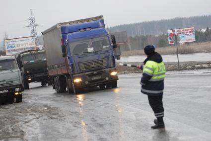 Екатеринбург. Сотрудники ДПС останавливают грузовой автомобиль во время акции протеста дальнобойщиков против платного проезда по федеральным трассам.