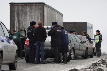 Екатеринбург. Сотрудники ГИБДД проверяют документы у водителя грузовой фуры во время акции протеста дальнобойщиков против платного проезда по федеральным трассам.