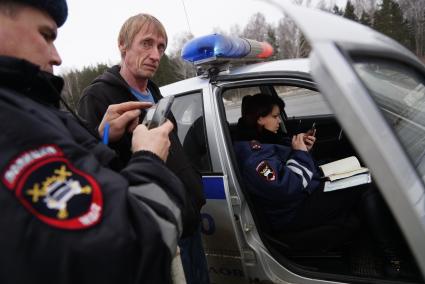 Екатеринбург. Сотрудники полиции проверяют документы у водителя грузовой фуры во время акции протеста дальнобойщиков против платного проезда по федеральным трассам.