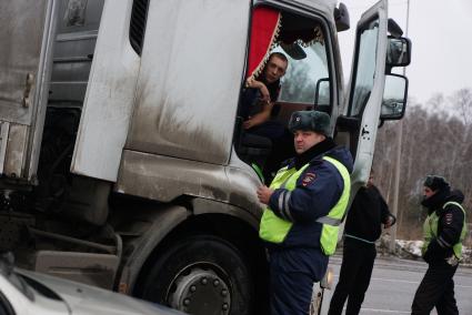 Екатеринбург. Сотрудники ДПС проверяют документы у водителя грузовой фуры во время акции протеста дальнобойщиков против платного проезда по федеральным трассам.