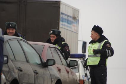 Екатеринбург. Сотрудники ДПС во время проверки документов у водителей фур.