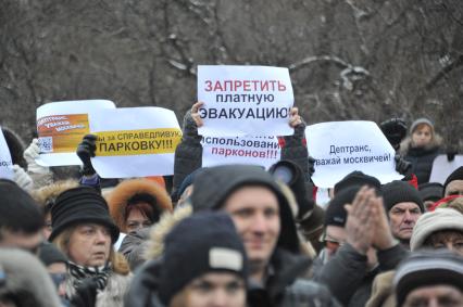 Москва. Митинг автомобилистов против платных парковок и принудительной эвакуации машин прошел на Суворовской площади.