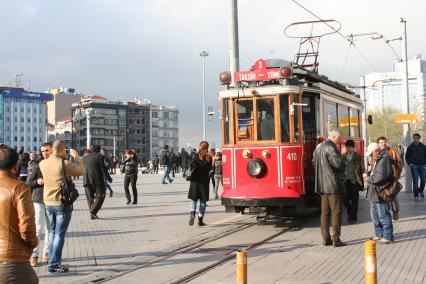 Турция, Стамбул. Трамвай на улице города.