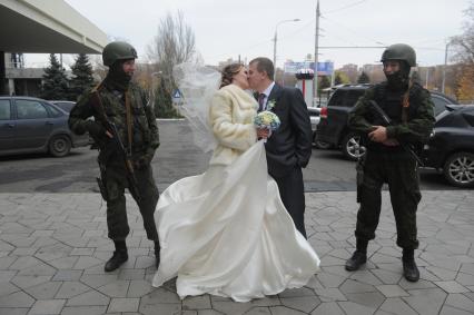 Украина. Донецк. Молодожены фотографируются рядом с бойцами отряда спецназа `Троя`.