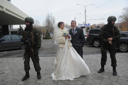 Украина. Донецк. Молодожены фотографируются рядом с бойцами отряда спецназа `Троя`.