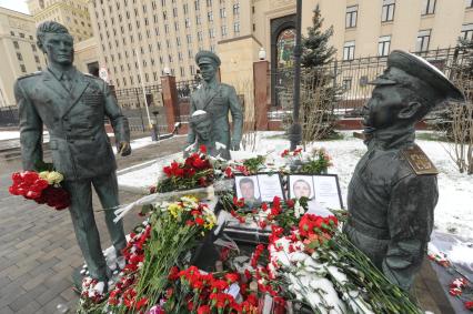 Москва. Цветы, возложенные у памятника `Офицеры` на Фрунзенской набережной, в память погибшего командира подбитого в Сирии военного самолета Су-24 Олега Пешкова и матроса Александра Позынича.