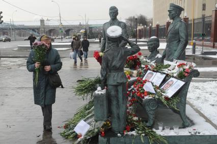 Москва. Цветы, возложенные у  памятника `Офицеры` на Фрунзенской набережной, в память погибшего командира подбитого в Сирии военного самолета Су-24 Олега Пешкова и матроса Александра Позынича.