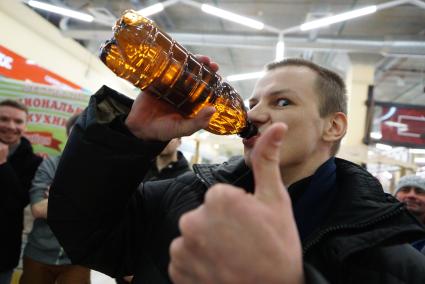 Екатеринбург. Молодой человек пьет пиво из пластиковой бутылки.