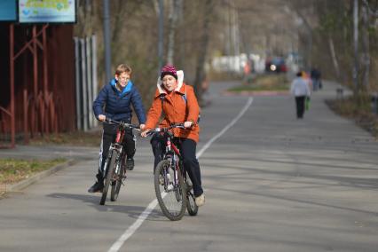 Ставрополь. Аномально теплая осень в городе - температура воздуха поднялась до 18 градусов тепла. Дети катаются на велосипедах в парке.