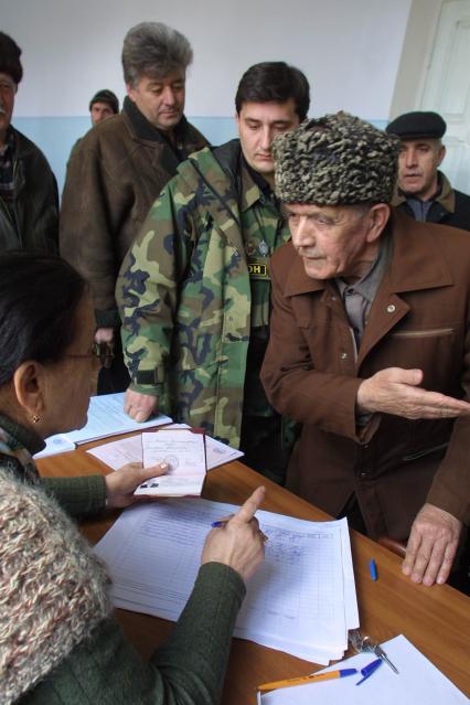 Чечня. Грозный. Местные жители во время голосования на референдуме.