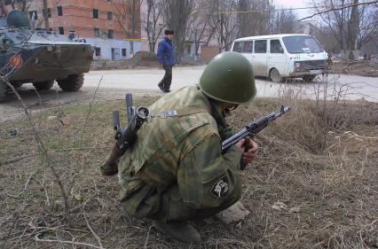 Чечня. Грозный. Российский военнослужащий.