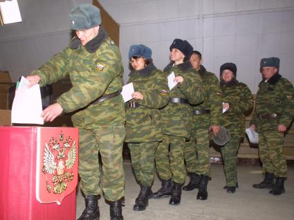Чечня. Грозный. Российские военнослужащие во время голосования в избирательном участке в день референдума.