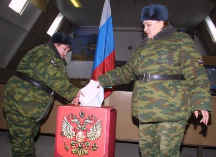 Чечня. Грозный. Российские военнослужащие во время голосования в избирательном участке в день референдума.