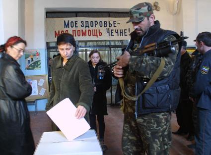 Чечня. Грозный. Местные жители во время голосования на референдуме.
