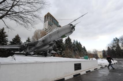 Москва.  Истребитель-бомбардировщик Су-17 у здания Опытно-конструкторского бюро имени П.О.Сухого.