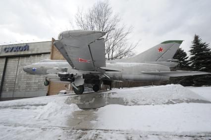 Москва.  Истребитель-бомбардировщик Су-17 у здания Опытно-конструкторского бюро имени П.О.Сухого.