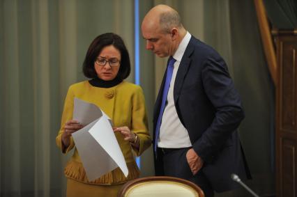 Москва. Председатель Центрального банка РФ Эльвира Набиуллина и министр финансов РФ Антон Силуанов перед началом заседания правительства.