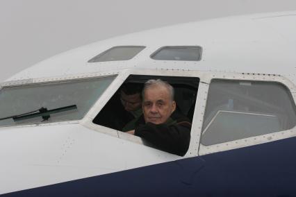 Калининград. Кинорежиссер Эльдар Рязанов в самолете Boeing 737-300 Eldar Ryazanov авиакомпании `КД авиа`, названном в его честь.