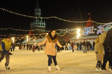 Москва.   Посетители   на открытии ГУМ-Катка на Красной площади.