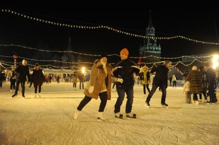 Москва.   Посетители   на открытии ГУМ-Катка на Красной площади.