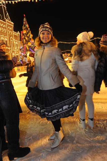 Москва.    Актриса Елена Захарова  на открытии ГУМ-Катка на Красной площади.