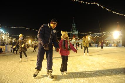 Москва.   Посетители   на открытии ГУМ-Катка на Красной площади.