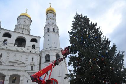 Москва. Установка Главной новогодней елки на Соборной площади у Колокольни Ивана Великого.