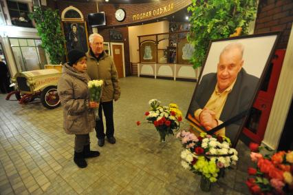 Москва. Возложение цветов к портрету народного артиста СССР, режиссера Эльдара Рязанова, установленного в фойе киноклуба `Эльдар`. Эльдар Рязанов скончался на 89-м году жизни.