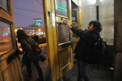 Москва. Корреспондент КП Александр Рогоза измеряет тяжесть входной двери в метро.