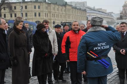 Москва. Глава МЧС РФ Владимир Пучков (в центре) и исполнительный директор Всемирной продовольственной программы (ВПП) ООН Эртарин Казин (вторая слева) на церемонии передачи первой партии автомобилей `КамАЗ` представителям Всемирной продовольственной программы на площади Васильевского спуска.