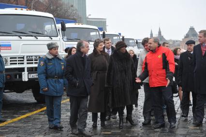 Москва. Глава МЧС РФ Владимир Пучков (в центре) и исполнительный директор Всемирной продовольственной программы (ВПП) ООН Эртарин Казин (вторая слева) на церемонии передачи первой партии автомобилей `КамАЗ` представителям Всемирной продовольственной программы на площади Васильевского спуска.