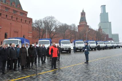 Москва. Глава МЧС РФ Владимир Пучков (на первом плане) и исполнительный директор Всемирной продовольственной программы (ВПП) ООН Эртарин Казин (в центре) на церемонии передачи первой партии автомобилей `КамАЗ` представителям Всемирной продовольственной программы на площади Васильевского спуска.