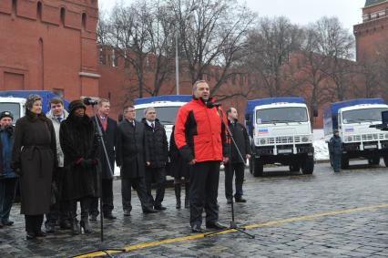 Москва. Глава МЧС РФ Владимир Пучков (в центре) и исполнительный директор Всемирной продовольственной программы (ВПП) ООН Эртарин Казин (вторая слева) на церемонии передачи первой партии автомобилей `КамАЗ` представителям Всемирной продовольственной программы на площади Васильевского спуска.