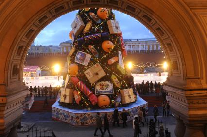 Москва.   Новогодняя елка на Красной площади.