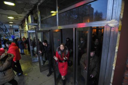 Москва. На входе в станцию метро `Речной вокзал` установили облегченные двери.