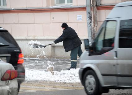 Москва. Дворник чистит тротуар от снега.