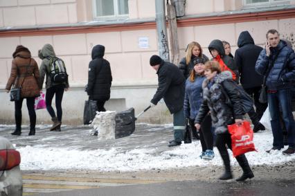 Москва. Дворник чистит тротуар от снега.