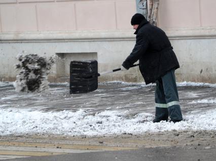 Москва. Дворник чистит тротуар от снега.