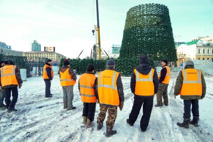 Екатеринбург. Возведение новогодней елки и строительство ледового городка на площади 1905 года.