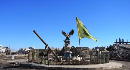 Сирийский Курдистан. г.Кобани (Айн-эль-Араб), освобожденный курдскими отрядами народной самообороны от боевиков `Исламского государства` (ИГИЛ-запрещенная в России экстремистская организация). Фигура орла на площади Свободы.