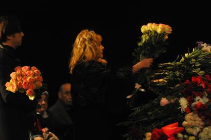 Москва. Певица Алла Пугачева и телеведущий Максим Галкин (слева) на церемонии прощания с режиссером Эльдаром Рязановым в Центральном доме литераторов.