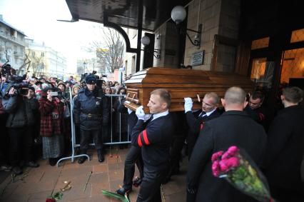 Москва.   Церемония прощания с режиссером Эльдаром Рязановым у Центрального дома литераторов.