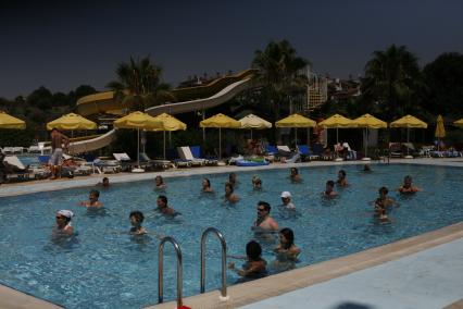 Турция. г.Сиде. Туристы плавают в бассейне на территории отеля.