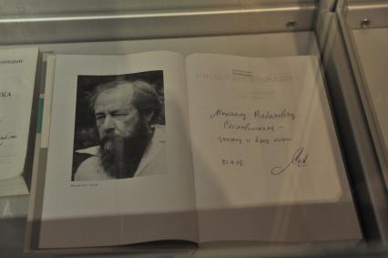 Москва.   Выставка `Искусство автографа` в Государственном музее А.С.Пушкина. Автограф из коллекции главы Федерального агентства - Александр Солженицын: `Михаилу Сеславинскому, большому знатоку и другу книги`