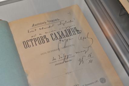 Москва.   Выставка `Искусство автографа` в Государственном музее А.С.Пушкина. Книга  писателя Антона Чехова `Остров Сахалин` с автографом.