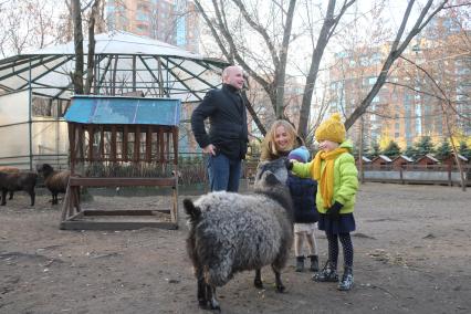 Москва. Зоопарк на территории жилого комплекса `Золотые ключи - 2`.