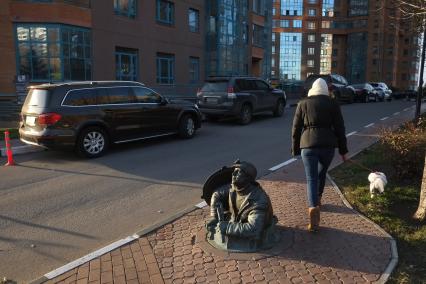 Москва. Скульптура рабочего в люке на территории жилого комплекса `Золотые ключи - 2`.