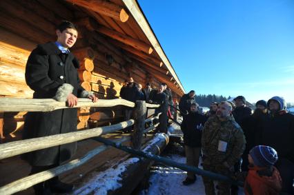 Московская область. Экстренное крестьянское собрание  в Слободе Германа Стерлигова. Сын Г.Стерлигова, председатель Центра возрождения натурального пчеловодства Сергий Стерлигов (слева).